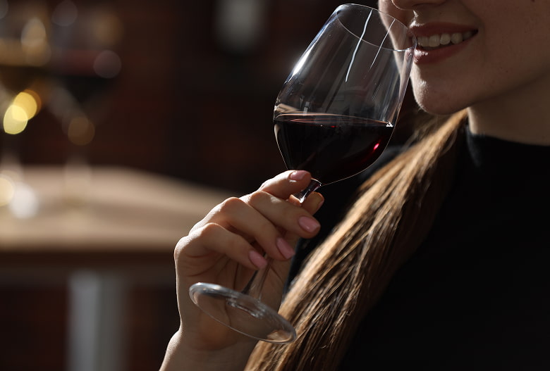 Cata de vinos Chica bebiendo una copa de vino tinto