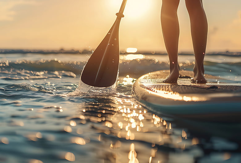 Paddle surf Tabla de paddle surf con remo en el mar