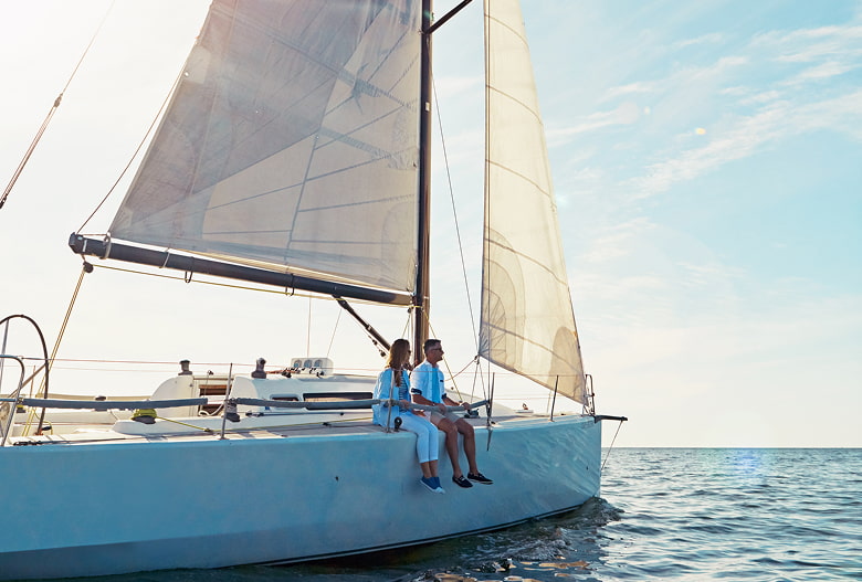 Excursión en barco Pareja sentados en un velero