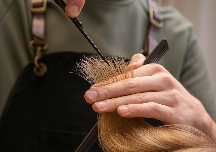 Corte de pelo Manos cortando el pelo