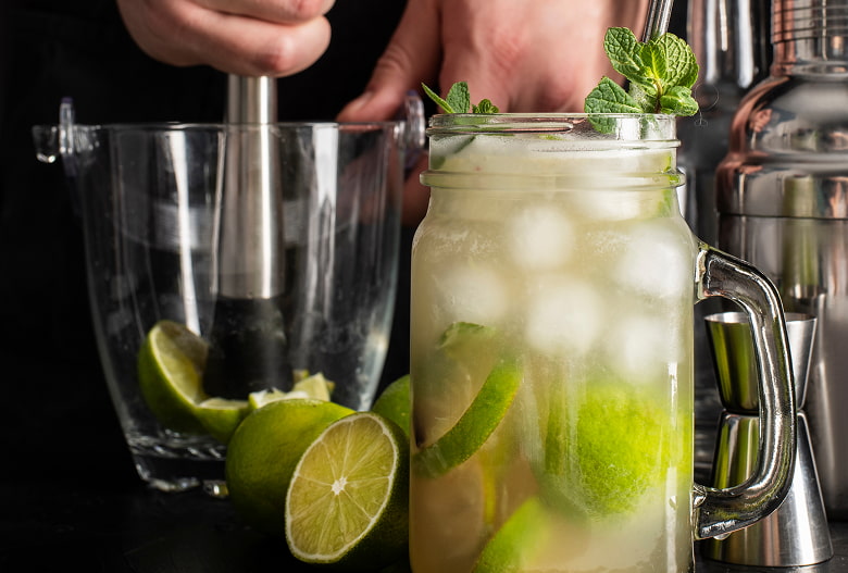 Cócteles profesionales Manos haciendo un mojito