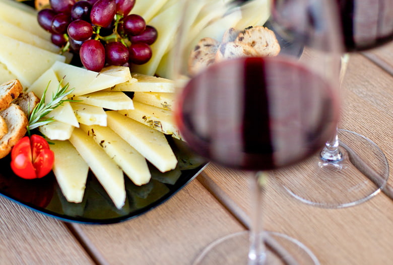 Copa de vino y quesos