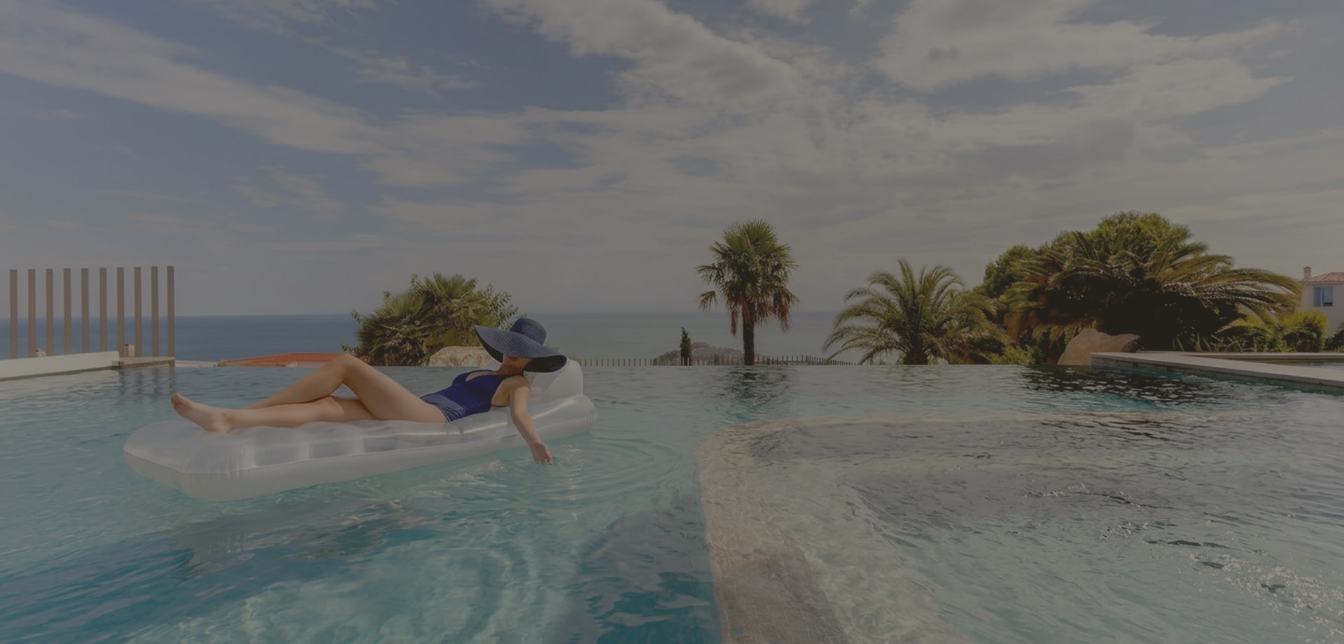 Contact Atalaya Resort Jeune fille sur un matelas gonflable à la piscine