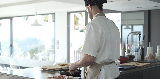 Chef preparando un menú personalizado
