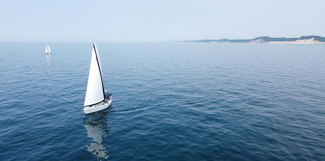 Velero navegando frente a la costa de Peñíscola