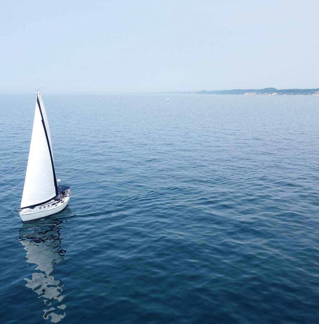 Velero navegando frente a la costa de Peñíscola