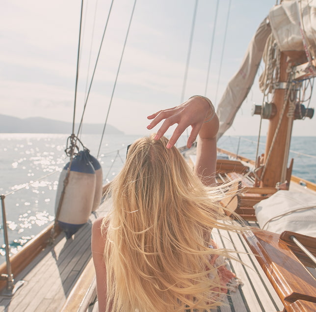 Mujer disfrutando de la navegación en el Mediterráneo
