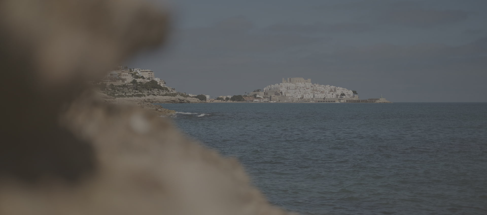 Peñícola y la Costa del Azahar Vista de Peñíscola y el mar mediterráneo