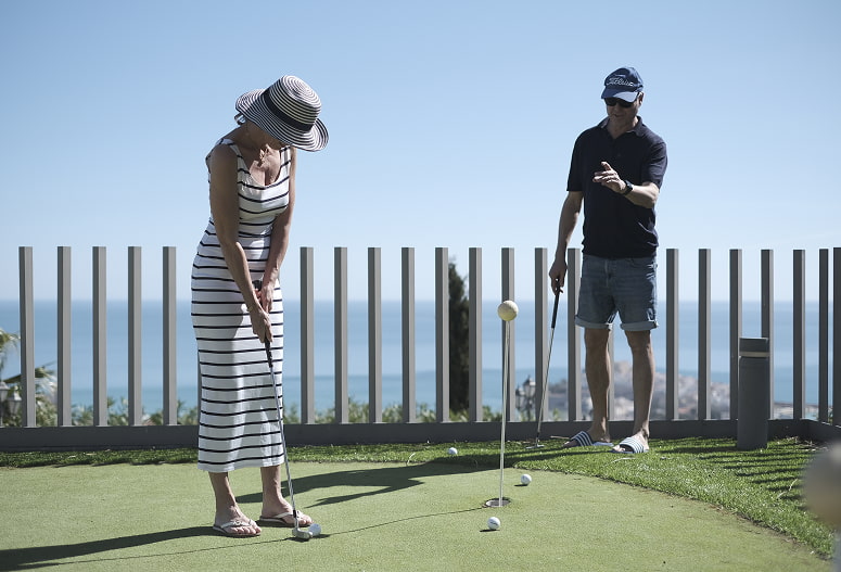 Reuniones, eventos y team building Pareja jugando al golf en Villa Atalaya