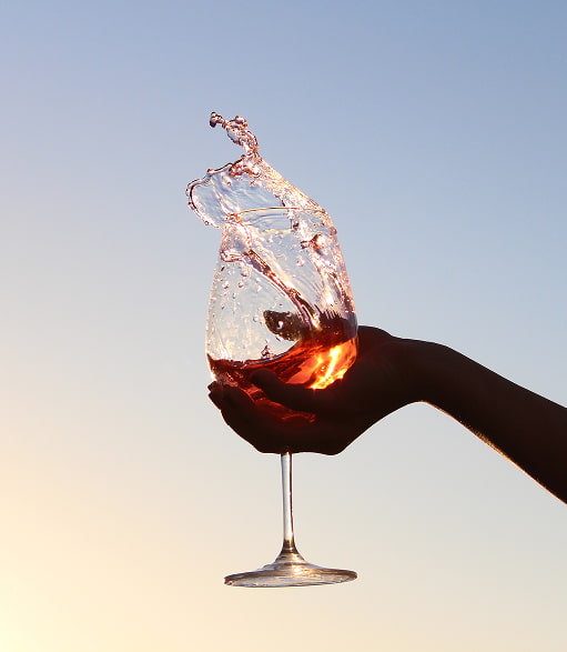 Main tenant un verre de vin