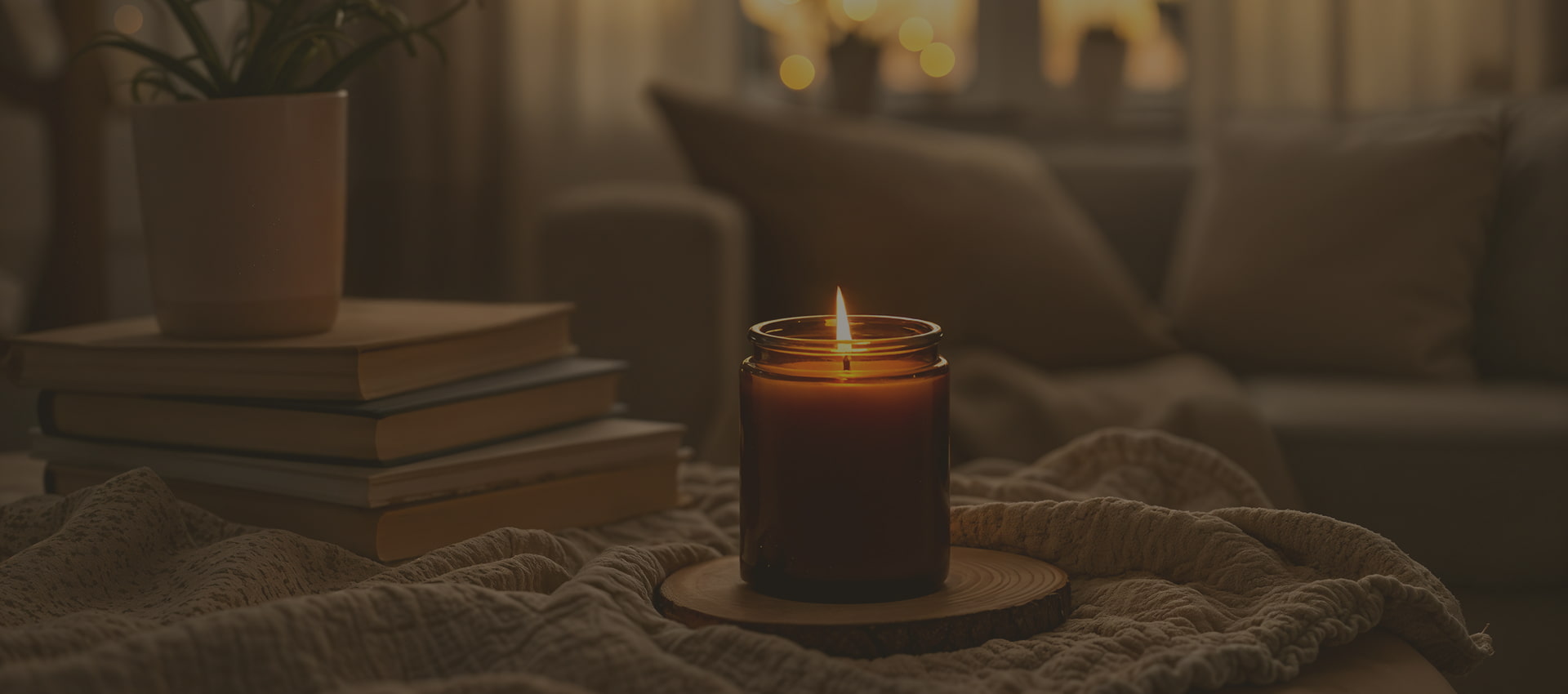 Ambiente acogedor Vela aromática encendida creando un ambiente cálido y acogedor en la habitación.