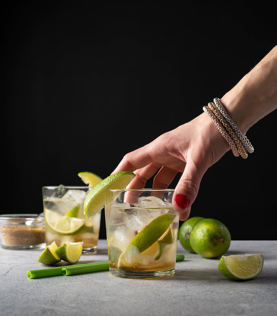 Taller de coctelería Preparación de mojitos con ingredientes frescos.