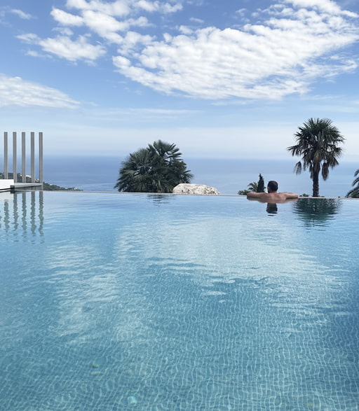 Piscina Infinita Chico bañándose en la piscina infinita con vistas al mar