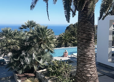 Villa Atalaya, Peñíscola Chica sentada al borde de la piscina de Villa Atalaya