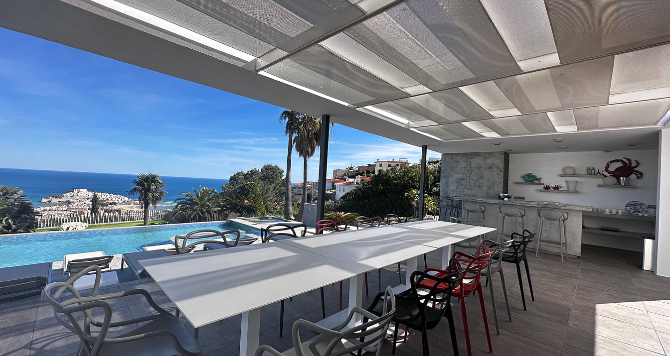 Comedor de verano Comedor exterior con mesa, sillas y vistas al Mediterráneo