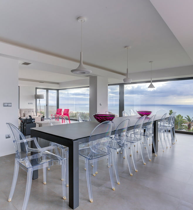 Salón de Villa Atalaya Salón con mesa y sillas y vistas al mar