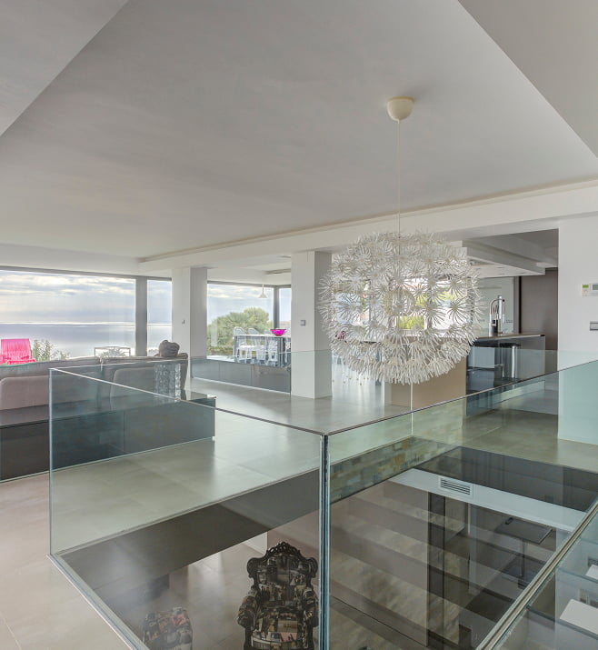 Zona común Villa Atalaya Escalera y lampara pasillo Villa Atalaya