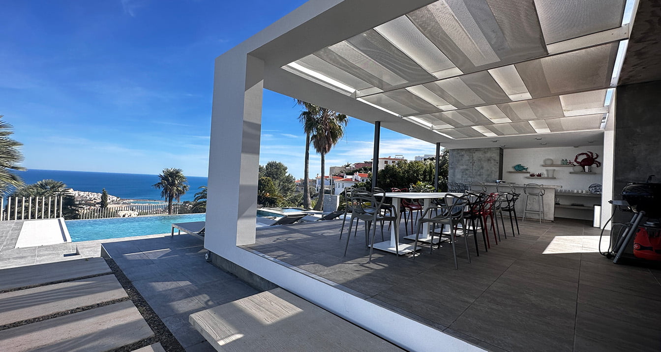 Comedor exterior Villa Atalaya Comedor exterior con piscina, mesa y sillas