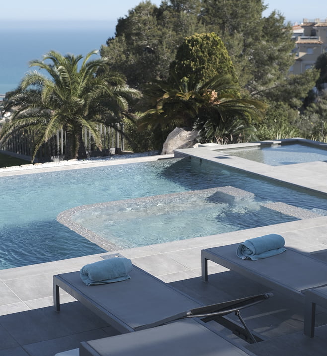 Piscina con jacuzzi Piscina infinita con jacuzzi y hamacas