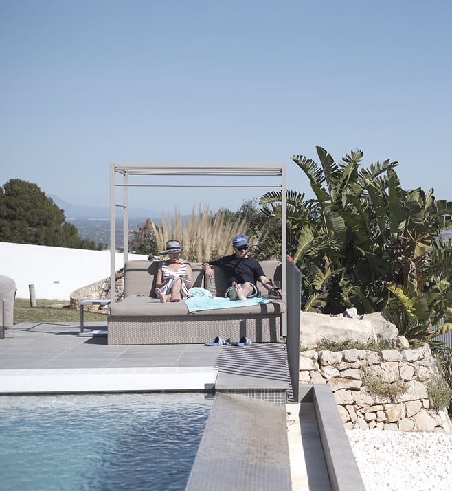 Pareja en cama balinesa Pareja en una cama balinesa de Villa Atalaya