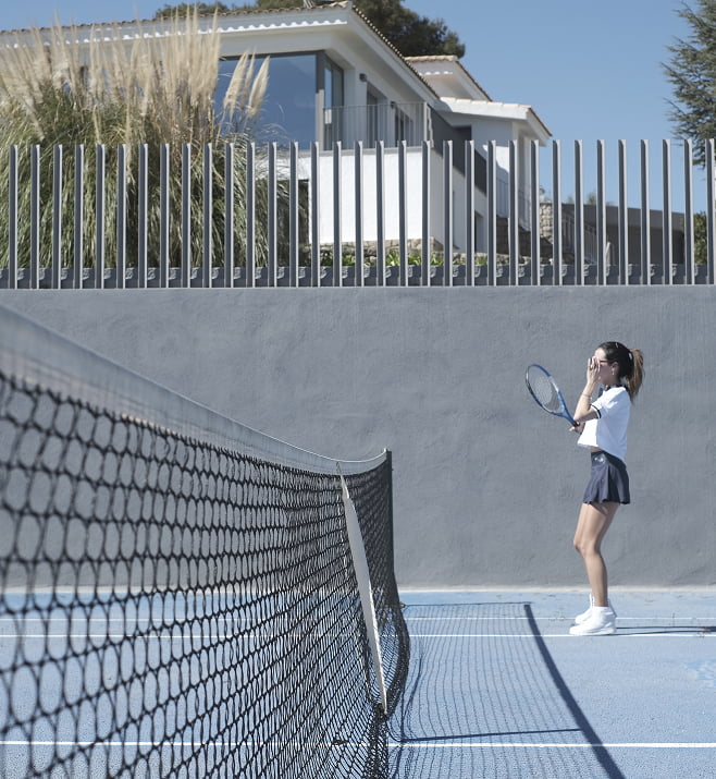 Pista de tenis Chica jugando al tenis