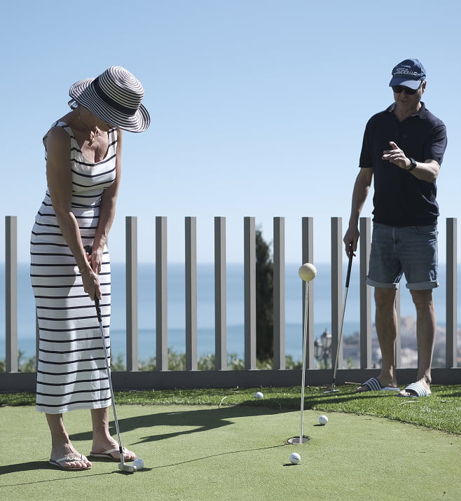 Putting green Pareja jugando al golf en Villa Atalaya