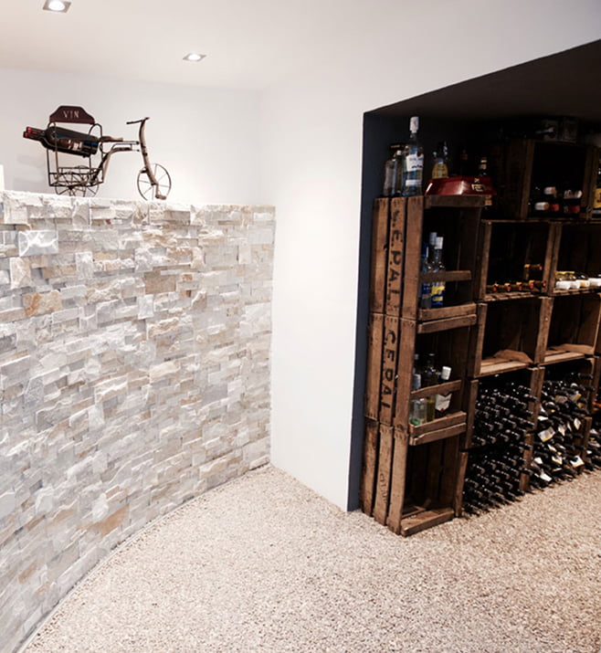 Bodega privada Villa Atalaya Bodega con botellas de vino