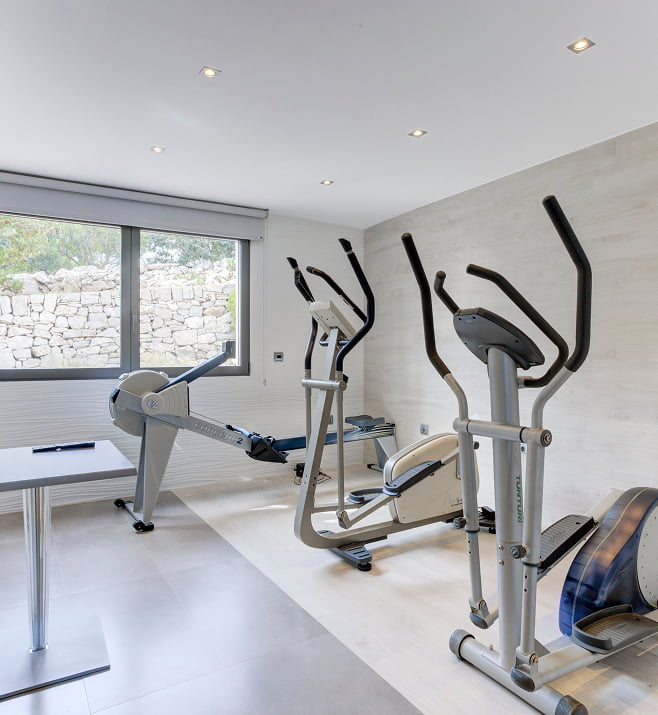 Sala fitness Sala con máquinas de gimnasio