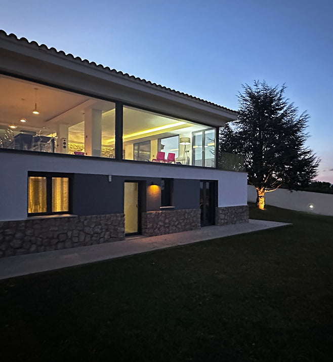 Fachada Villa Atalaya Fachada al anochecer de Villa Atalaya