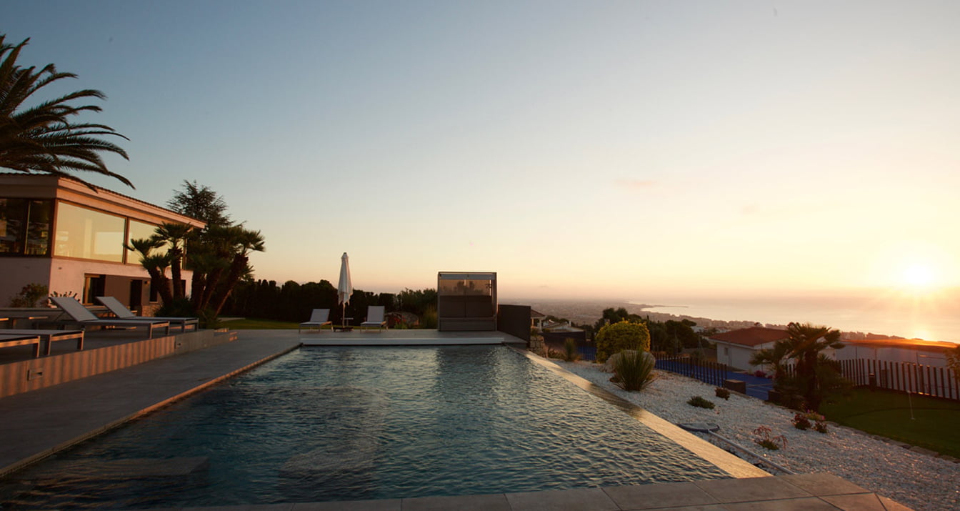 Atardecer en Villa Atalaya Piscina de Villa Atalaya al atardecer