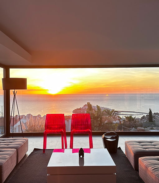 Salón Panorámico Salón con cristalera y vistas al mar