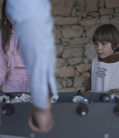 Espacios para deporte y ocio Familia jugando al futbolín