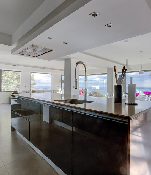 Cocina de Atalaya  Resort con isla central y gran espacio de almacenamiento