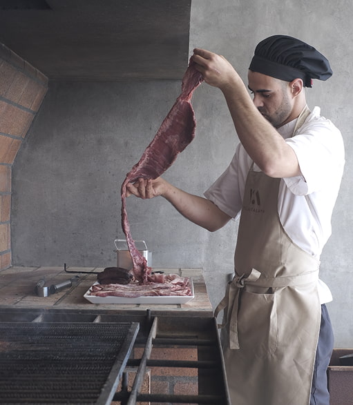 Barbacoa Chef privado cocinando carne en la bbq