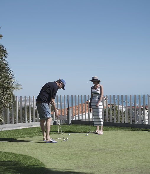 Putting green Pareja jugando al golf en Villa Atalaya