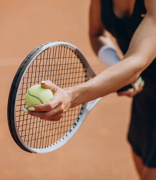 Tenis Mano con raqueta y pelota de tenis