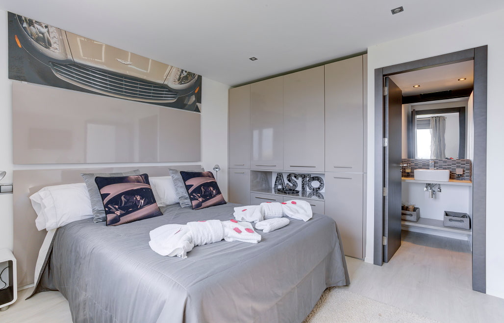 Aston Martin Suite 3 Habitación y baño Aston Martin