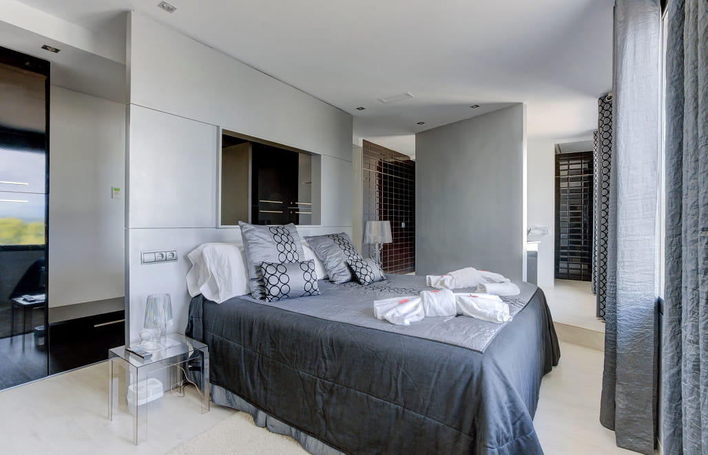 Black suite 3 Amplia habitación con decoración oscura