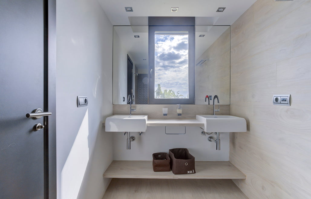Brown suite 4 Vista frontal baño brown suite