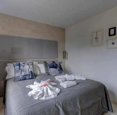 Romantic suite Habitación con cama doble y vistas al jardín