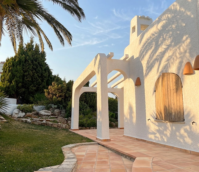 Façade de la Villa Mediterránea au coucher du soleil