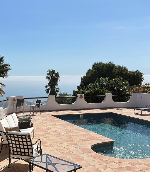 Piscine extérieure avec vue sur la mer