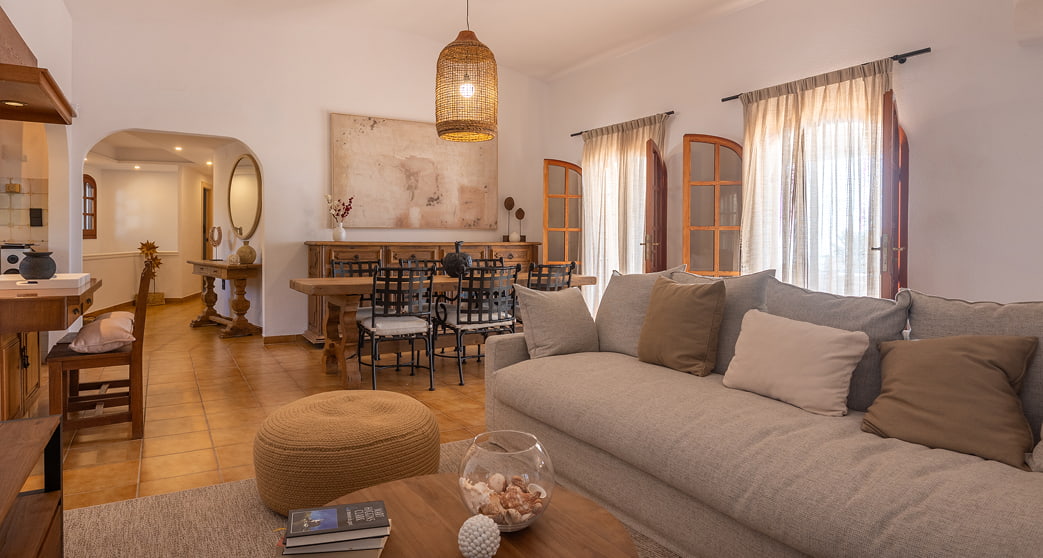 Amplio y luminoso salón comedor decorado en madera y tonos cálidos