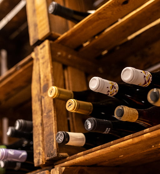 Botellas de vino almacenadas en cajas de madera.