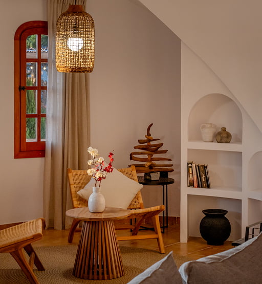 Rincón de estar interior con decoración mediterránea y luz cálida.