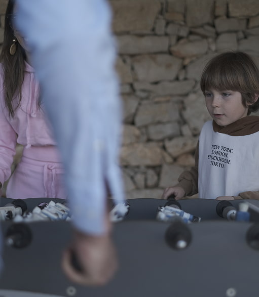 Famille jouant au baby-foot